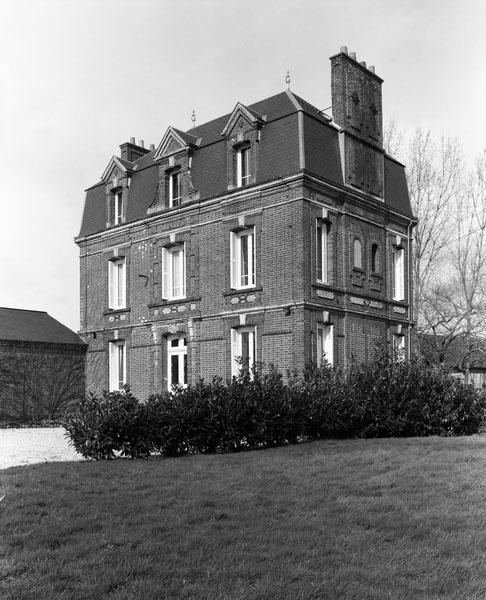 Logement (1). Vue prise du sud-est.
