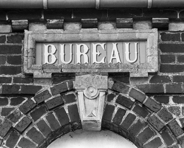 Bureau. Elévation extérieure ouest. Détail : céramique et date de construction (1901).