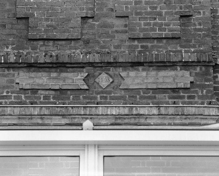 Logement (1). Elévation extérieure ouest. Détail : date de construction (1903).