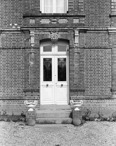 Logement (1). Elévation extérieure sud. Détail de la porte d'entrée : initiale du commanditaire (Brière).