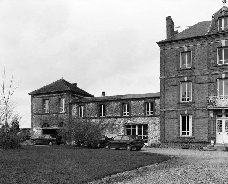 Logement (2). Dépendances. Vue prise du sud-est.
