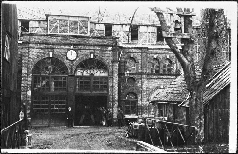 Atelier de fabrication, chaufferie et cheminée d'usine. Vue partielle.