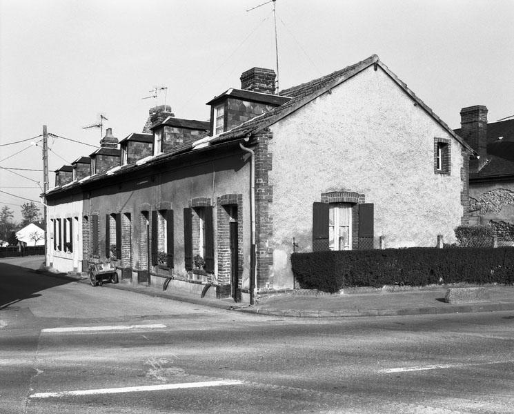 Logements d'ouvriers (1), situés commune de Bretteville-sur-Dives. Vue prise du sud-est.