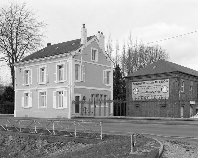 Logement patronal (1) et pièce d'affinage (1). Vue prise du sud-est.