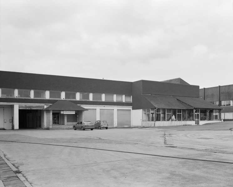 Bureau et magasin industriel. Vue prise du sud.