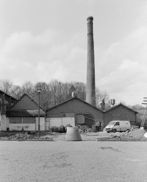 Cheminée d'usine, chaufferie et salle des machines. Vue prise de l'est.