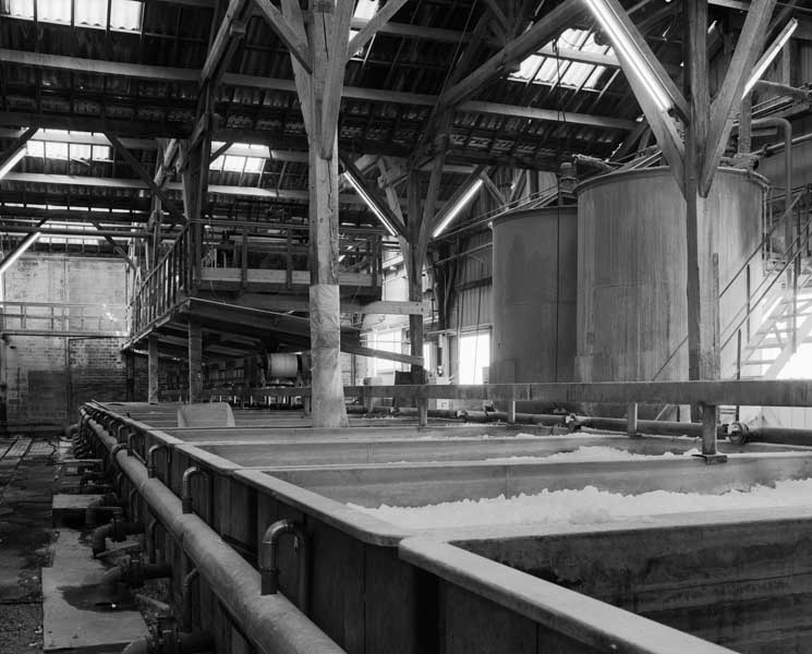 Atelier de fabrication (2), dit de fabrication des gels de Silice. Vue intérieure. Détail : bacs.