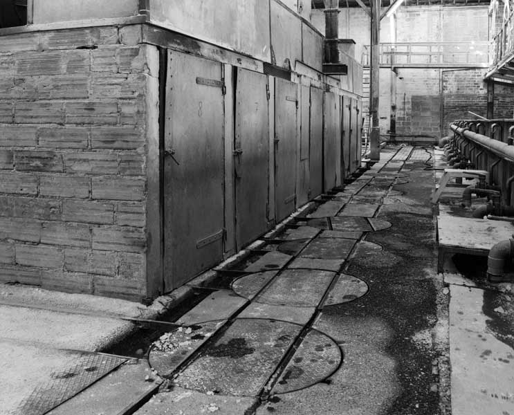 Atelier de fabrication (2), dit de fabrication des gels de silice. Vue intérieure. Détail : système d'accès aux fours et fours.