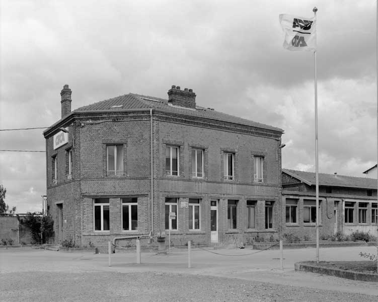 Bureaux et partie de laboratoire. Vue prise du sud-est.
