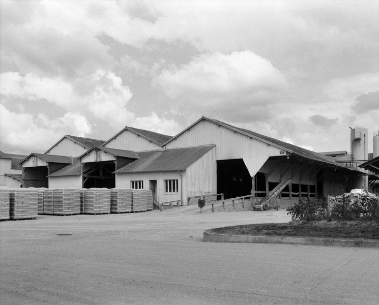 Atelier de fabrication (1), dit de fabrication des bentonites. Vue prise du sud-est.