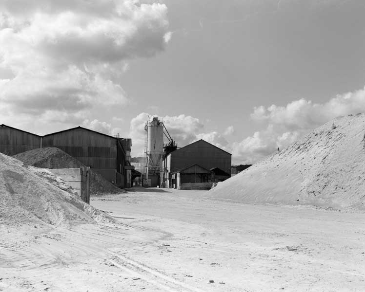 Aire des matières premières et atelier de fabrication (3), dit de fabrication des perlites et (1), dit de fabrication des bentonites. Vue prise du nord.