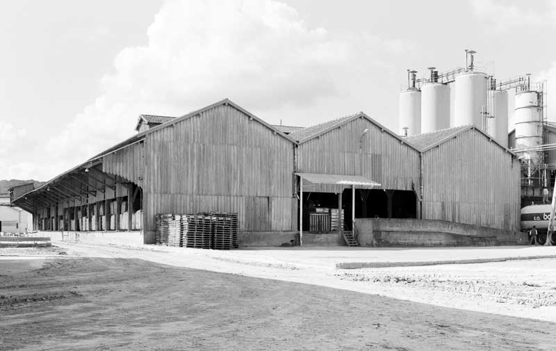 Magasins industriels (anciennement réservés aux engrais, actuellement aux bentonites). Vue prise du sud-ouest.