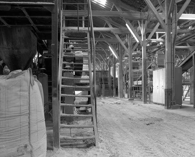 Magasins industriels (anciennement réservés aux engrais, actuellement aux bentonites). Vue intérieure. Détail de la charpente.