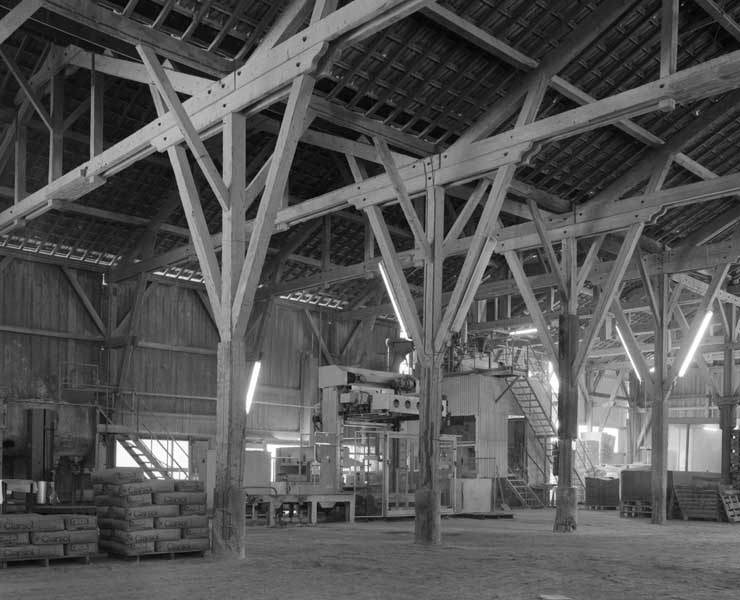 Magasins industriels (anciennement réservés aux engrais, actuellement aux bentonites). Vue intérieure. Détail de la charpente.