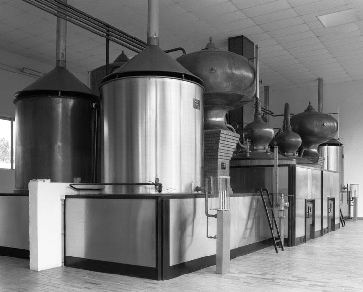 Ensemble de 6 machines à distiller dites alambics à repasse