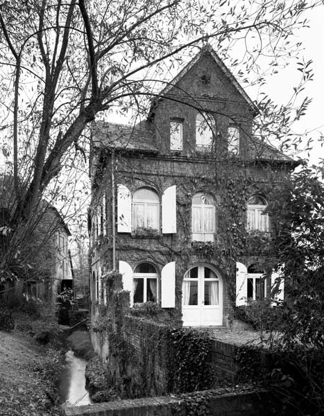 Moulin à blé (au second plan) et logement patronal. Vue prise de l'ouest.