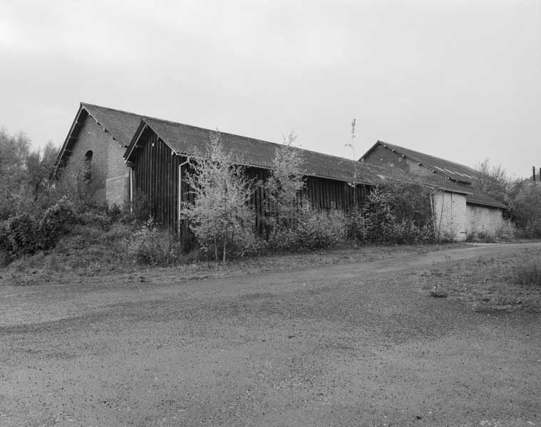 Atelier de réparation et remise à automobile. Vue prise du nord-est.