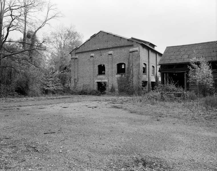 Atelier de fabrication des cartons, de timbrage et d'étiquetage. Vue prise de l'ouest.