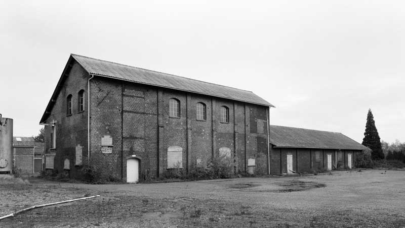 Magasins industriels (stockage des manchons et des matières). Vue prise du sud-ouest.