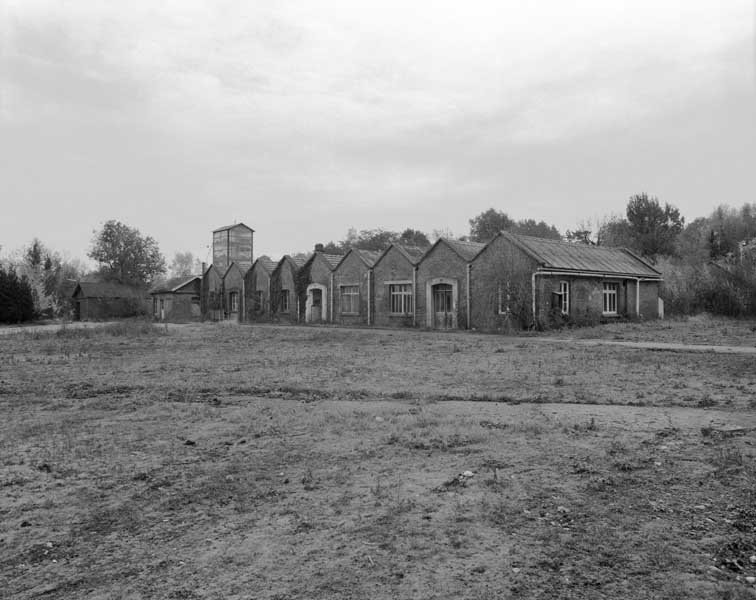 Laboratoires (4 ateliers, à droite), infirmerie et local syndical. Vue prise du nord-ouest.