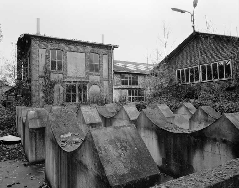 Aire de stockage glycérine-glycol (au premier plan), pièce de séchage de la tourbe (à gauche) et entrepôts industriels. Vue prise du sud-ouest.