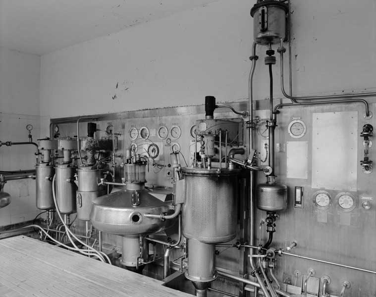 Atelier de fabrication, dit de nitration. Vue partielle : au premier plan le nitreur, puis le séparateur (1), puis les trois laveurs.