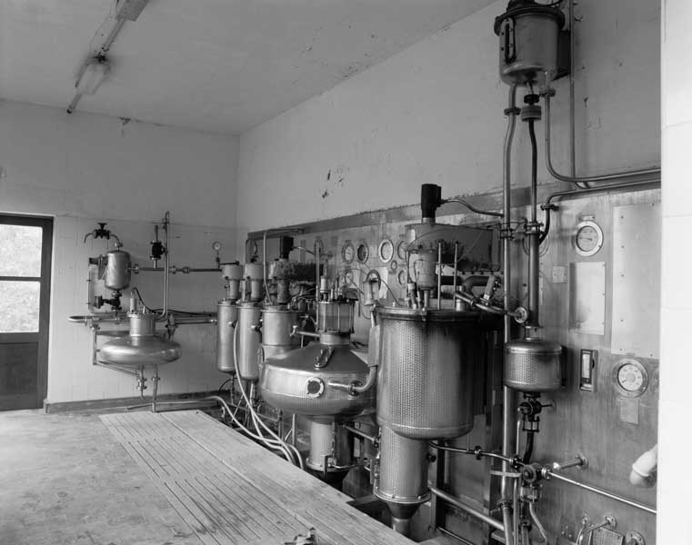 Atelier de fabrication, dit de nitration. Vue intérieure : au premier plan le nitreur, puis le séparateur (1), puis les trois laveurs, puis le séparateur (2).
