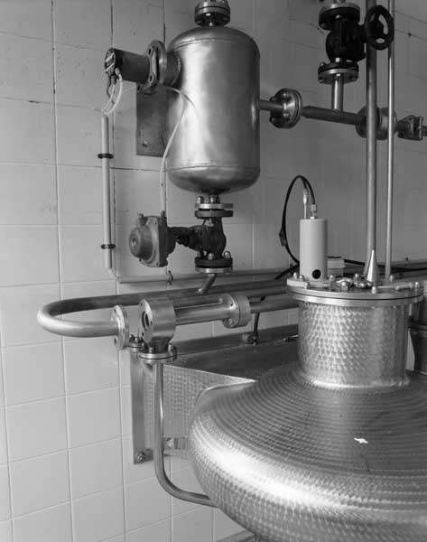 Atelier de fabrication, dit de nitration. Vue intérieure. Détail : séparateur (2) et système dit de Giffard.