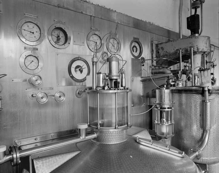 Atelier de fabrication, dit de nitration. Vue intérieure. Détail: tableau de contrôle des températures.