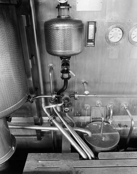 Atelier de fabrication, dit de nitration. Vue intérieure. Détail : bac de dédosage.