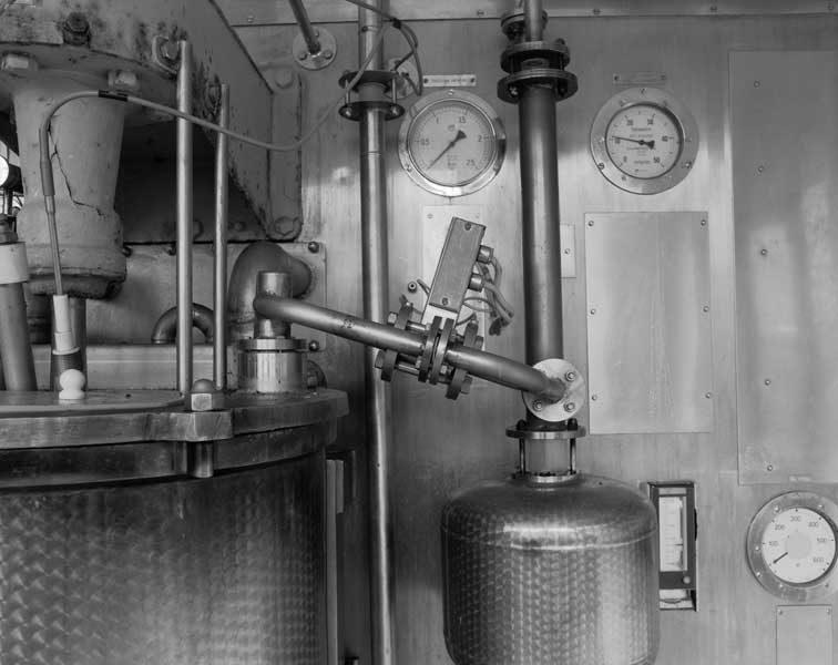 Atelier de fabrication, dit de nitration. Vue intérieure. Détail: nitreur (vue partielle, à gauche) et bac de déposage (à droite), recevant le trop-plein du nitreur.