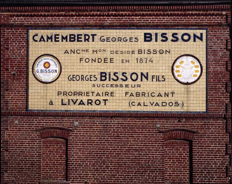 Pièce d'affinage (1). Détail: plaque publicitaire sur le mur pignon sud.