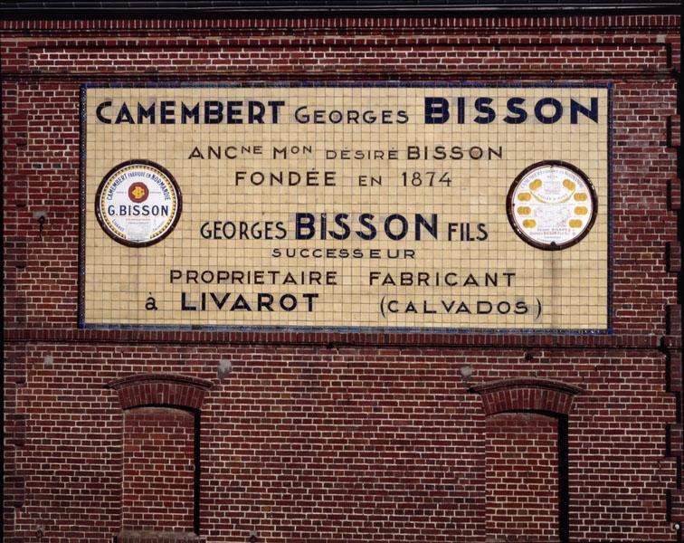 Pièce d'affinage (1). Détail: plaque publicitaire sur le mur pignon sud.