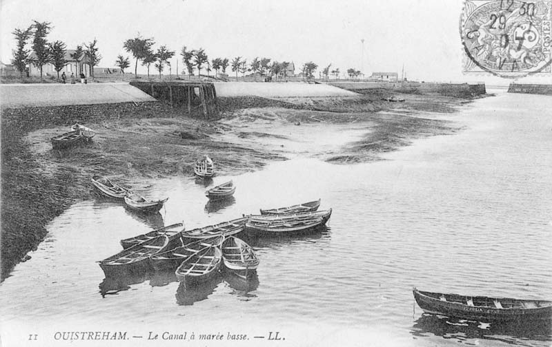II OUISTREHAM.- Le canal à marée basse.- Carte postale, éd. LL. (Collection particulière Gallardo, Caen).