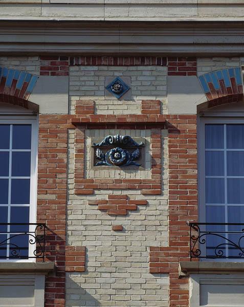 Façade nord est, cartouche.