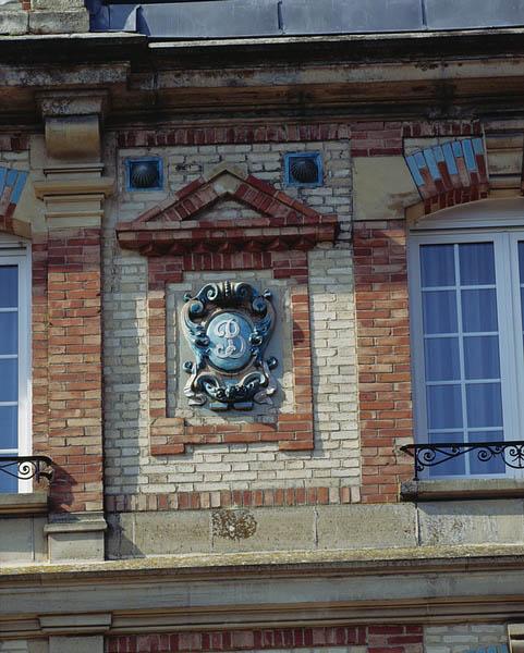 Façade nord est, cartouche.