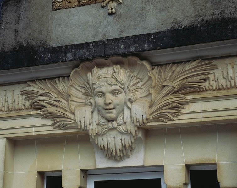 Façade sud ouest, tête de femme sculptée.
