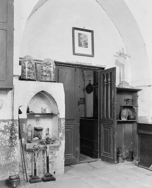 Chapelle au nord du choeur, ancienne ouverture sur le choeur et lavabo.