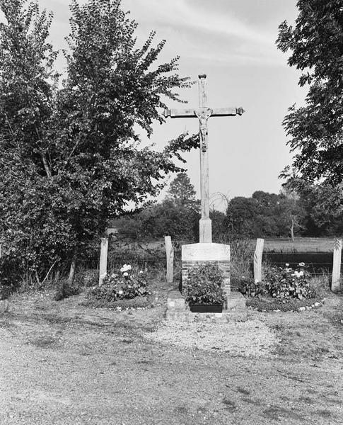 Croix monumentale à l'emplacement de l'église.