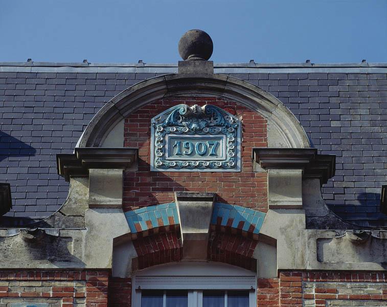 Façade Nord est, cartouche.