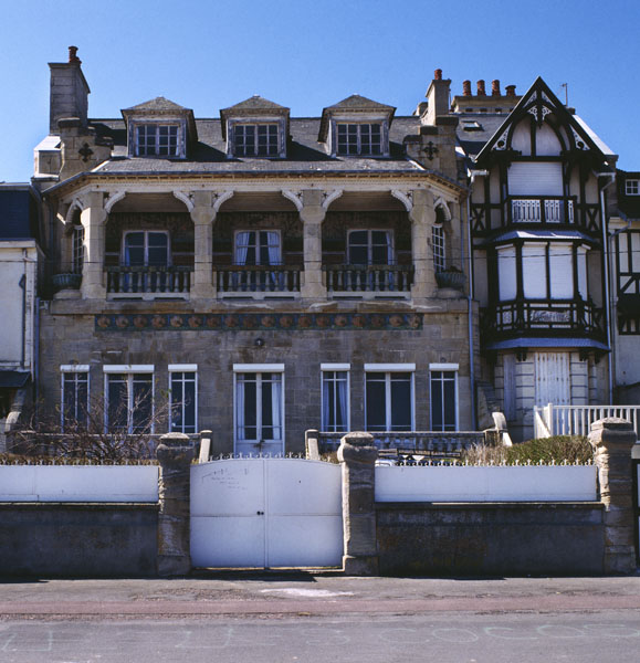 'Vue d''ensemble. ; Lion-sur-Mer. Vue d''ensemble du casino, maison dite le castel Louis.'