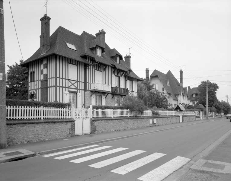 Logements de contremaîtres, logements doubles, avenue Secrétan. Vue prise du nord-ouest.