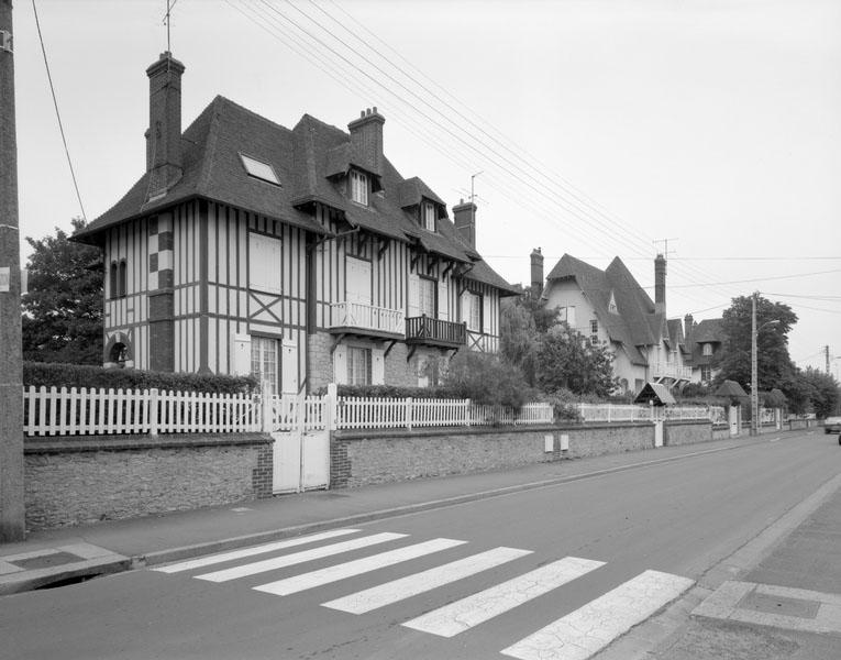 Logements de contremaîtres, logements doubles, avenue Secrétan. Vue prise du sud-ouest.