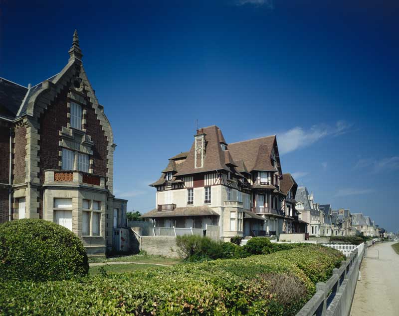 Villas du front de mer. Au 1er plan, villa les Dunes, puis le Korrigan.