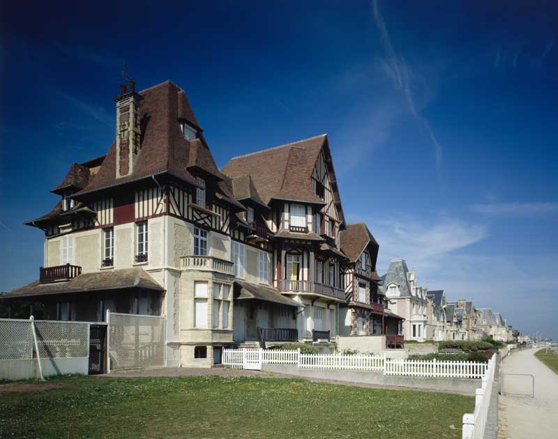 Villas du front de mer. Au 1er plan, villa les Dunes, puis le Korrigan. ; Villas du front de mer. Au 1er plan, villa les Dunes, puis le Korrigan.