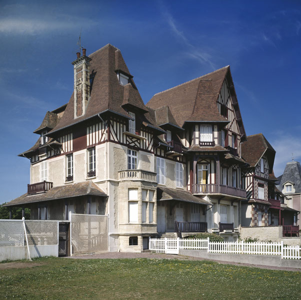 Villas du front de mer. Au 1er plan, villa les Dunes, puis le Korrigan.