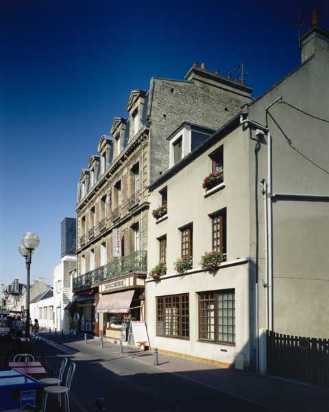 Elévation est. ; immeuble, hôtel de voyageurs (35, 37 rue Edmond Bellin), élévation est.