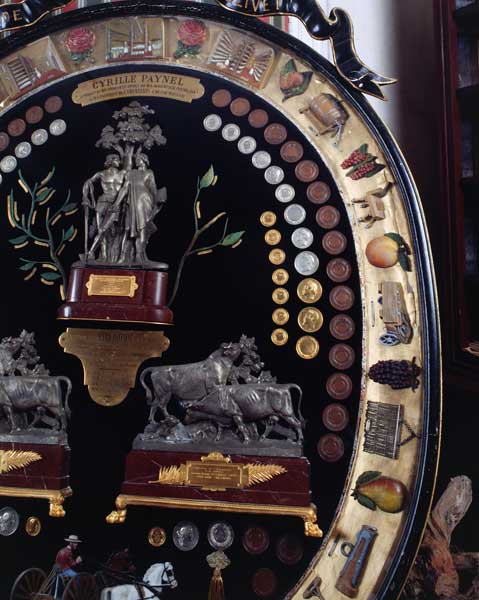 Détail de la partie droite : médailles, objets et trophée 1875.