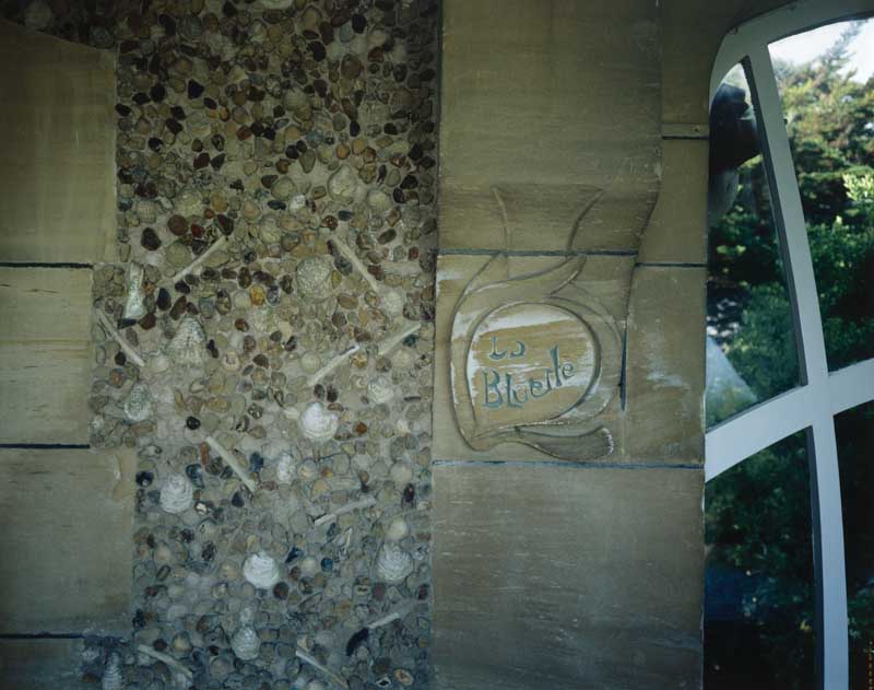 Façade nord. Détail : cartouche portant le nom de la villa.