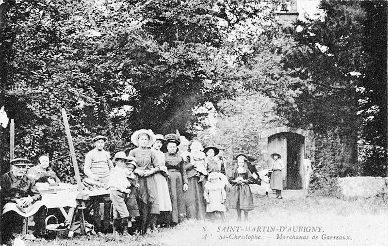 8 SAINT-MARTIN-D'AUBIGNY. St-Christophe. - Marchands de Garreaux.- Carte postale, s.d., début 20e siècle.
